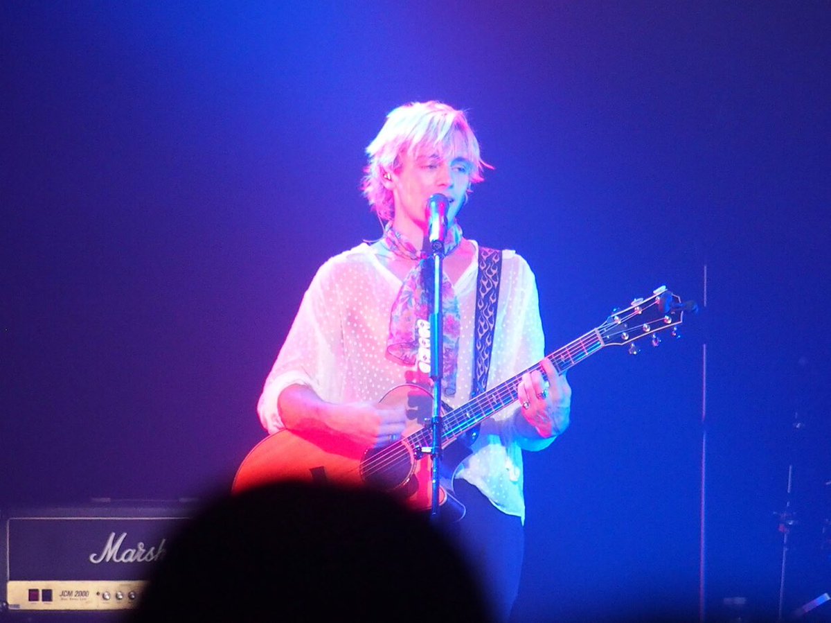 TeenMixjp's tweet photo. 【 #R5 東京公演】
ここからはロスのソロアコースティックコーナー！

ロスは「みんな来てくれて本当にありがとう！ぼくもバンドメンバーもいつも日本を楽しんでいるよ。日本は一番好きな国なんだ！」と日��への愛を語ってくれました🇯🇵
#R5Japan #R5来日 @officialR5 https://t.co/qzZmaFMcw3