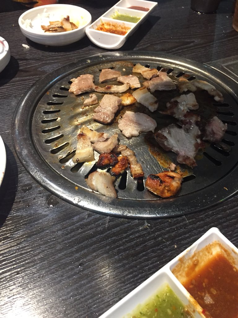 cqniwp's tweet photo. Seoul BBQ ร้านปิ้งย่างเกาหลี ข้างตึกแกมมี่ มีของให้ตักเอง เครื่องเคียงเพียบ ข้าวห่อไข่ ห่อสาหร่าย พิซซ่าเกาหลี ที่นั่งเยอะ หัวละ 300 net รวมน้ำ มีชา ชามะนาย น้ำเปล่า ชั่วโมงครึ่งจ้า @aroii #อร่อยไปแดก https://t.co/kKRAHYnSPa