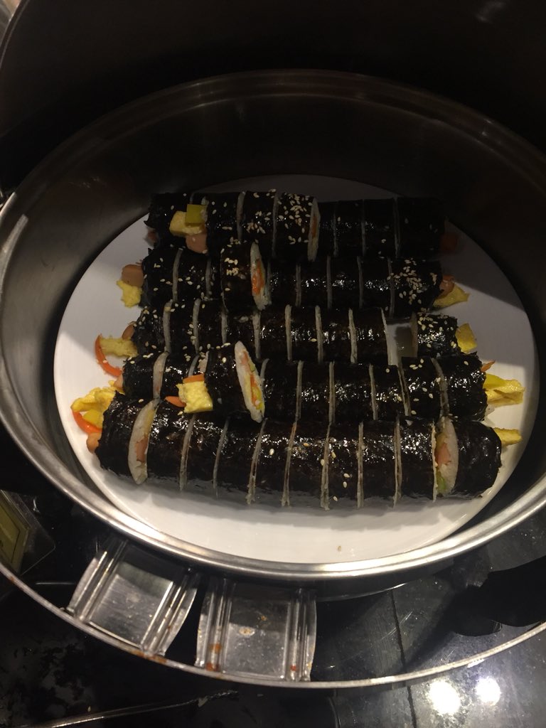 cqniwp's tweet photo. Seoul BBQ ร้านปิ้งย่างเกาหลี ข้างตึกแกมมี่ มีของให้ตักเอง เครื่องเคียงเพียบ ข้าวห่อไข่ ห่อสาหร่าย พิซซ่าเกาหลี ที่นั่งเยอะ หัวละ 300 net รวมน้ำ มีชา ชามะนาย น้ำเปล่า ชั่วโมงครึ่งจ้า @aroii #อร่อยไปแดก https://t.co/kKRAHYnSPa