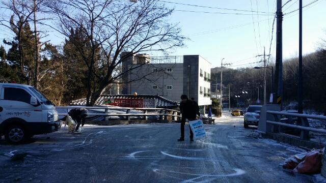 #성남시 #수정구 #고등동...
어제 내린 눈으로 관내 주요도로변은 양호한 상태이나 이면도로길(청계산 산책로, 얼음골. 고등 등자리길)은
추운 날씨로 인해 도로가 결빙되어 염화칼슘 살포 등 제설작업을 완료하였습니다..
     
- #고등동은 시민이 안전한 
                     그 날까지 합니다 -