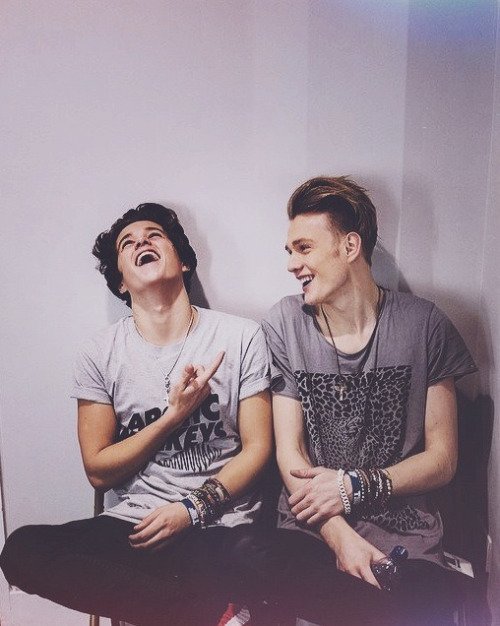 heIdbyjdm's tweet photo. #TheVamps #BestBoyBand #iHeartAwards https://t.co/NOlFzlqg39