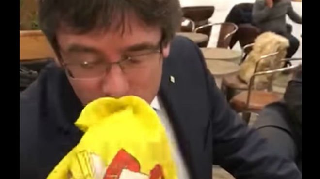 tiramillas's tweet photo. Puigdemont besa una bandera de España que le ofrece un joven en Copenhague
https://t.co/hfKWiZKpBR https://t.co/pBS0HMivjI