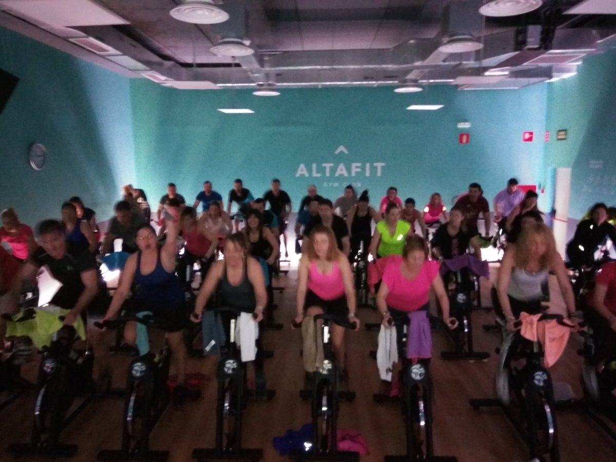 Asbern75's tweet photo. Un martes por la mañana cualquiera en @altafit #Logroño. 51 valientes pedaleando. #MakeItHappen #orgulloaltafit https://t.co/bEvKGqTZlk
