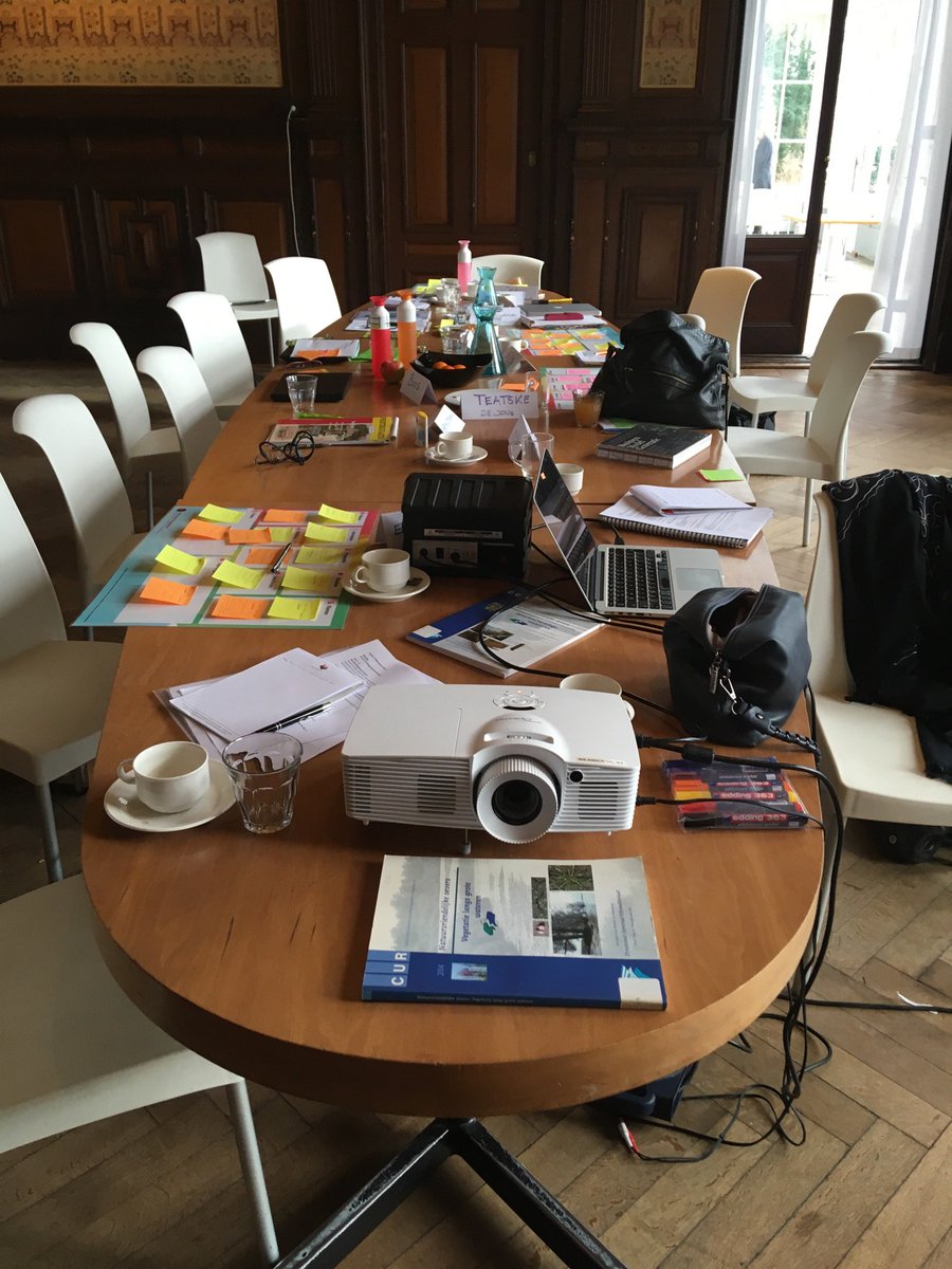 de2dames's tweet photo. Hier wordt gewerkt. Pilot cursus cultureel ondernemen in erfgoed met Marjan Otter bij @LandschErfgoed op landgoed Oostbroek @Emphosproject https://t.co/CvoGd3hZhh
