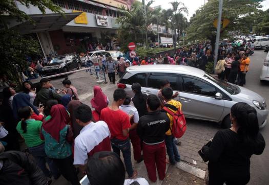 DUOf4ErX0AEohiF - Fuerte sismo de 6.4 sacude a la capital de Indonesia.