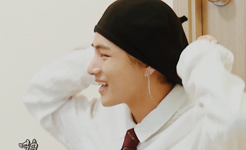 sceneryfortae's tweet photo. when Taehyung get embarrassed his little shy smile pop up and he automatically look at the members to see their reaction, the cutest transition ever #BTSARMY #BestFanArmy #iHeartAwards https://t.co/dK7zpQ4zzO