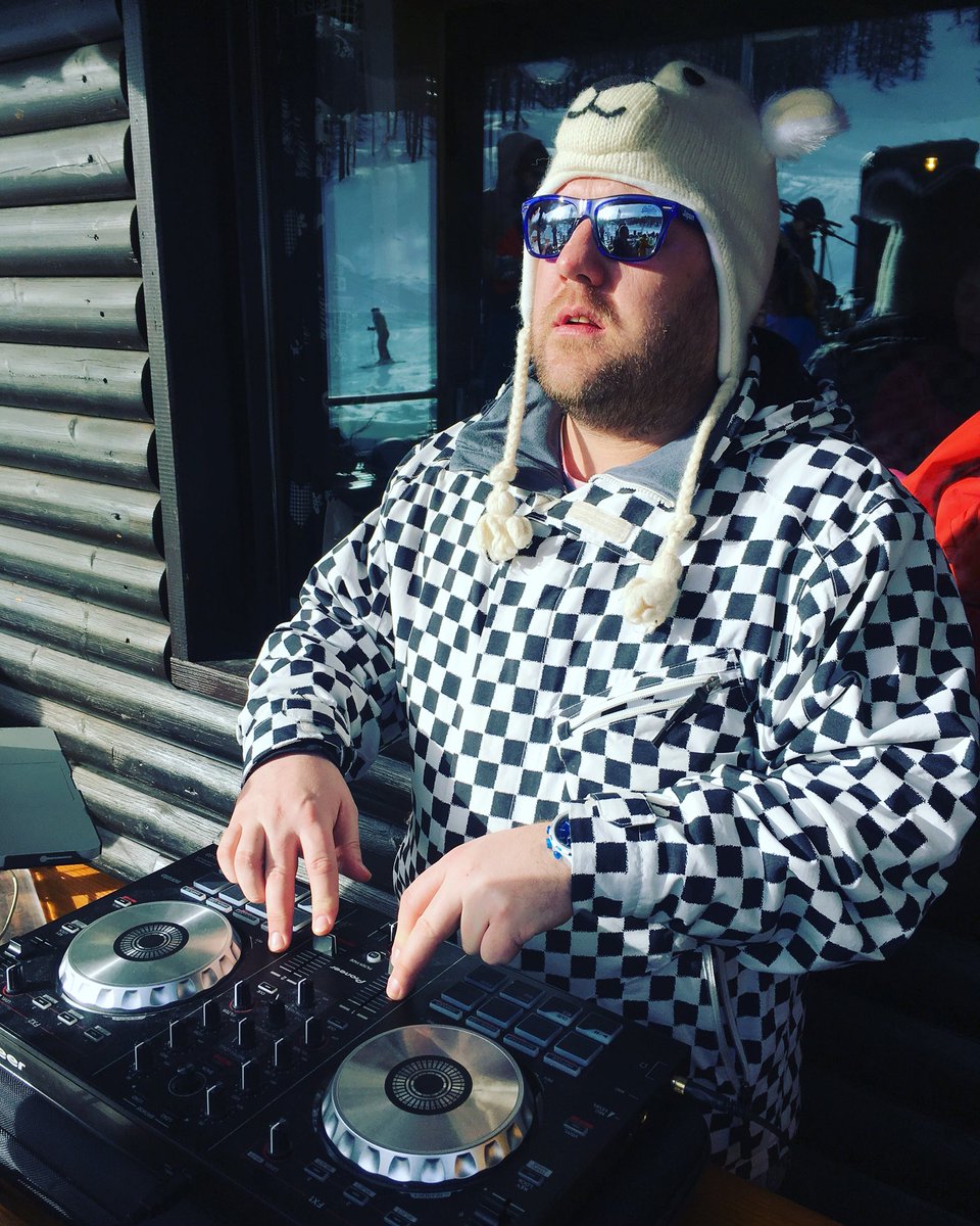 capanna_kind's tweet photo. Beautiful sunny day in Sauze d’Oulx- we have @djdannybarry on the decks playing apres ski 2-4.30pm at Capanna Kind #sauzedoulx #apresski #vialattea https://t.co/WkJIzko6wa
