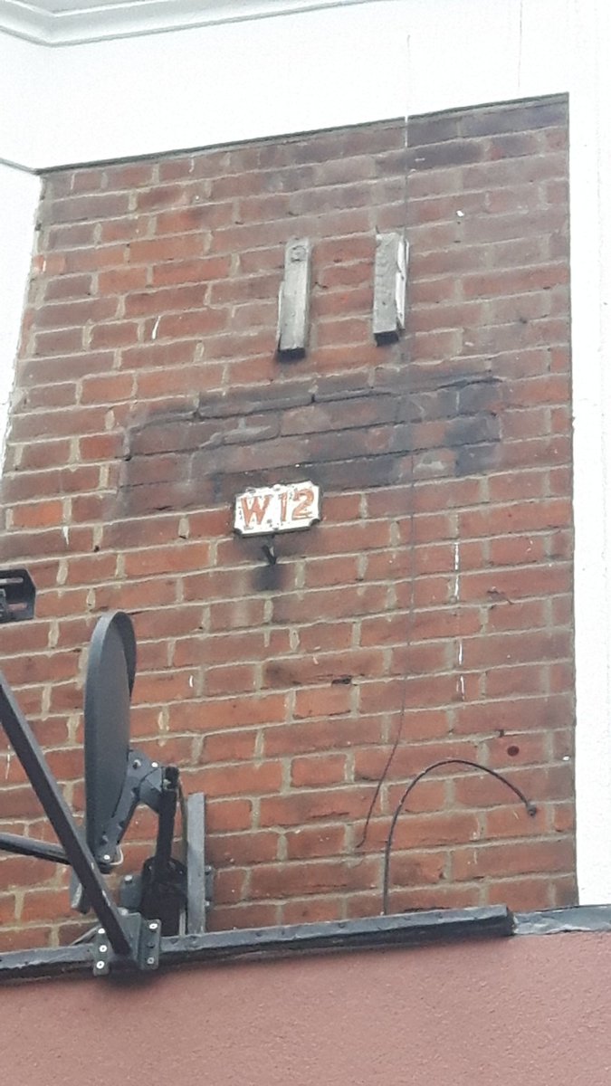 What's happened to the Askew Road sign?