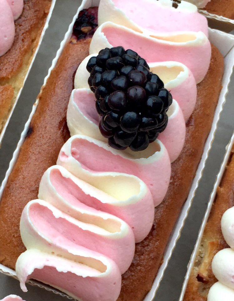 Vegan Blackberry &amp; Apple cakes with a blackberry flavoured butter cream swirl on top <a href="/coachhousestow/">Coach House Coffee</a> #vegan #Veganuary