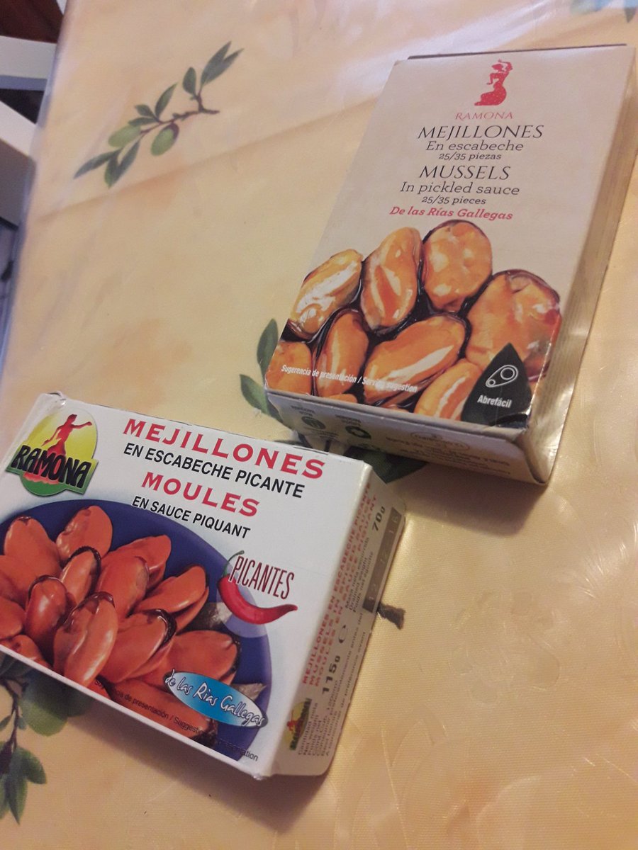 Antojne's tweet photo. Des boîtes de moules, quelle idée ! 😂 https://t.co/iPnDMEY3oG