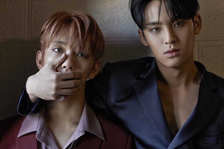 ぱく 口を抑えられてる可愛らしい顔立ちのおにいさんが歳上で 口を抑えてる色黒で男らしいおにいさんが歳下です あとはまかせた