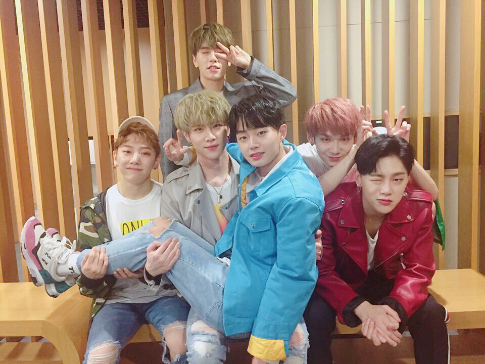JBJofficial787's tweet photo. [#JBJ_TODAY] 우리 조이풀❤ 추운 날씨에도 응원와줘서 고마워요~ 항상 너무 든든합니다! 1위 후보에 오를 수 있도록 만들어주셔서 너무 감사합니다! 잠시 후 라디오도 꼭 본방사수! 기다릴게요~ 🍓😑😲🕺🏻😬🔥 https://t.co/axHDQl1Eg0
