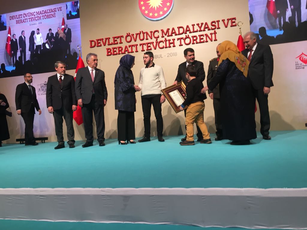 Abdullahzgl12's tweet photo. 15 temmuz hain saldırıya karşı göstermiş cesaretten dolayı şahsıma yönelik yapılan devlet övünç ve beratı tevcih ödülüne layık gören  başkomutan sayın recep tayyip erdoğan beye teşekkürlerimi ve şükranlarımı sunuyorum https://t.co/YpSJlWyNCC