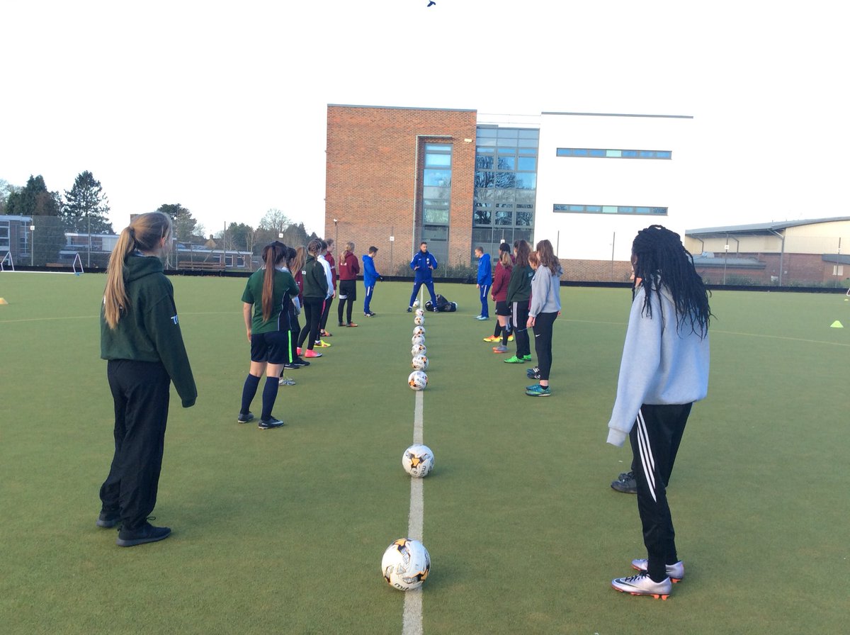 MissO__PE's tweet photo. A massive thank you to David and his assistants from Thomas Bennett Community College in delivering a fantastic football workshop to our U16’s Squad 😃⚽️👍🏻 @Millais_PE @MillaisSchool https://t.co/X3YcmSYvz7