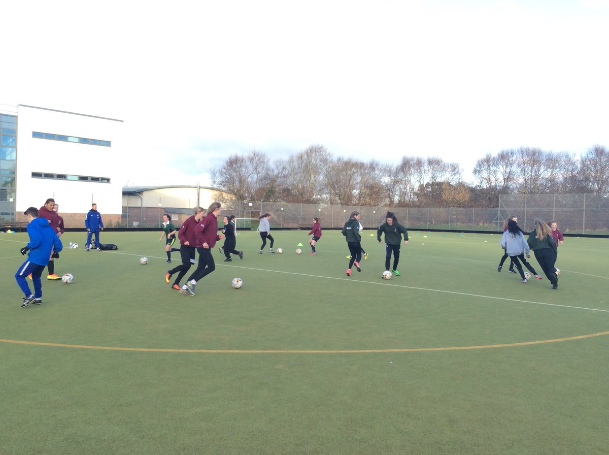 MissO__PE's tweet photo. A massive thank you to David and his assistants from Thomas Bennett Community College in delivering a fantastic football workshop to our U16’s Squad 😃⚽️👍🏻 @Millais_PE @MillaisSchool https://t.co/X3YcmSYvz7