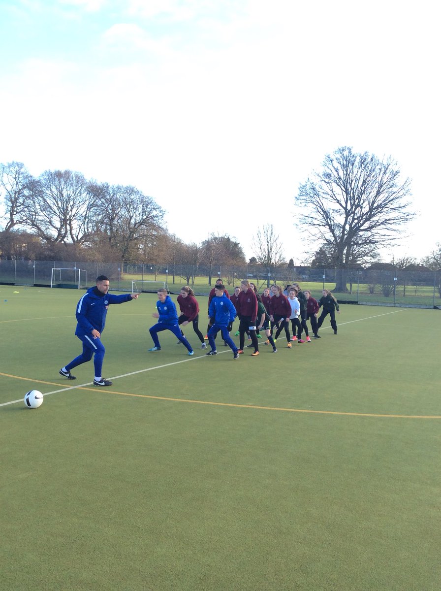 MissO__PE's tweet photo. A massive thank you to David and his assistants from Thomas Bennett Community College in delivering a fantastic football workshop to our U16’s Squad 😃⚽️👍🏻 @Millais_PE @MillaisSchool https://t.co/X3YcmSYvz7