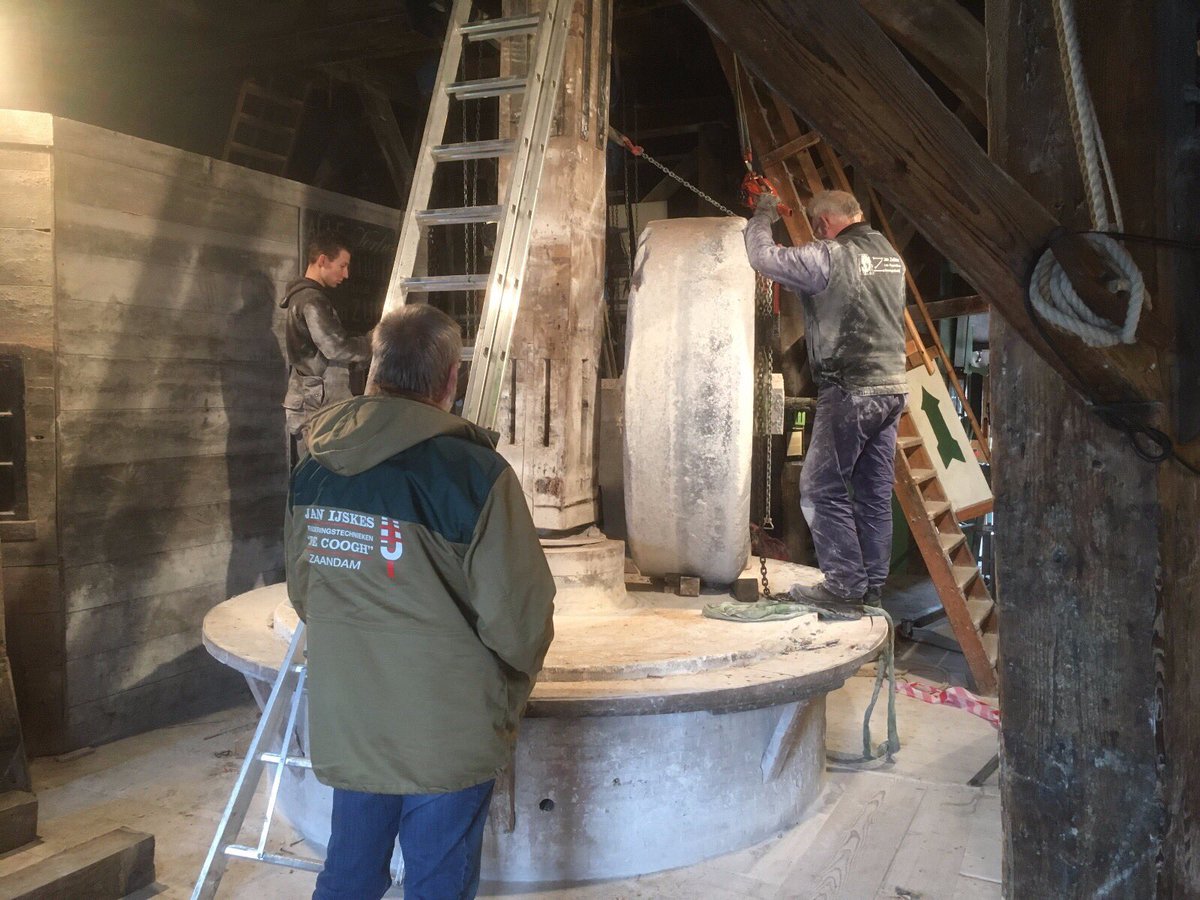decoogh's tweet photo. Funderingstechnieken De Coogh is hier de kantstenen van #molen De Kat aan het #takelen.
Een mooie, niet alledaagse specialistische klus begeleid door Jan IJskes. @DeZaanseSchans https://t.co/a2R2CRTBlM
