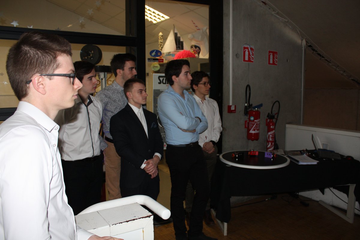 ESIEEPARIS's tweet image. [TI #InnovationGateway] Rencontre avec #ESIEEspace, l’association étudiante d’#électronique de #robotique et d’#aérospatial de @ESIEEPARIS | Compétition de #Sumobot | @AroundTI @TXInstruments | #electronics #systemesembarques #innovationtechnologique #pedagogieparprojet