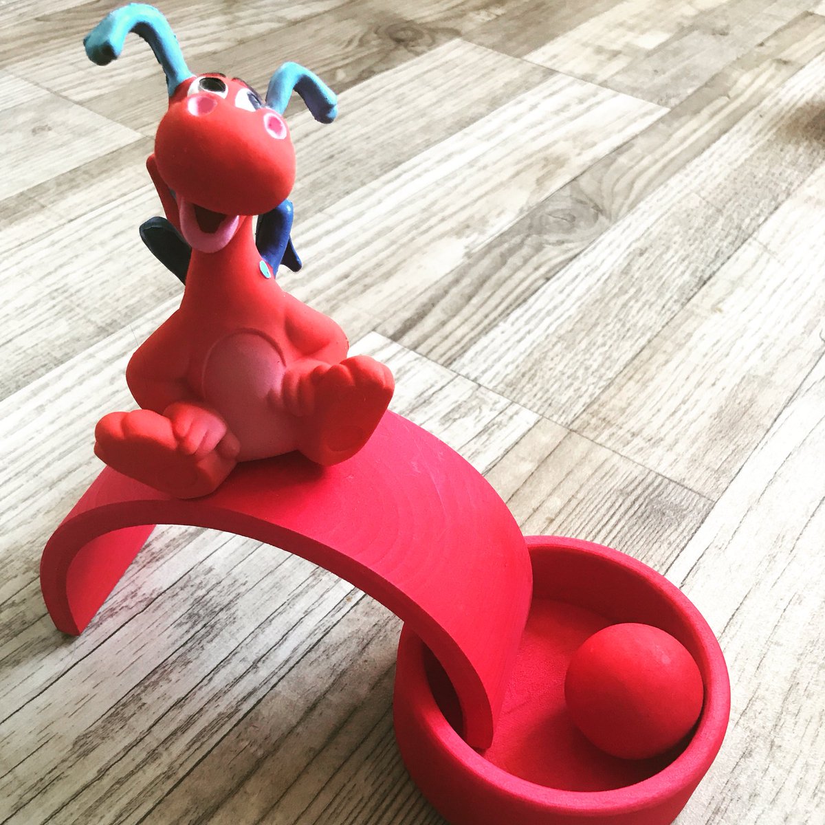 I’m a little bit obsessed with how cute this little dragon teether is 😍 and it’s 100% natural sustainable rubber 🌱 xx