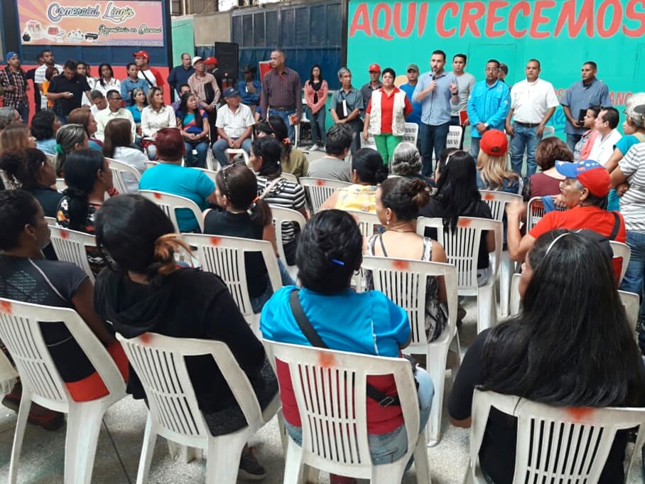 En el marco de Gobierno de Calle en la parroquia El Carmen, juramentamos al colectivo de mujeres del Mcpio. Simón Bolívar que se encargarán de fiscalizar el cumplimiento del decreto 003-2018 en los mercados municipales #AquiCrecemos