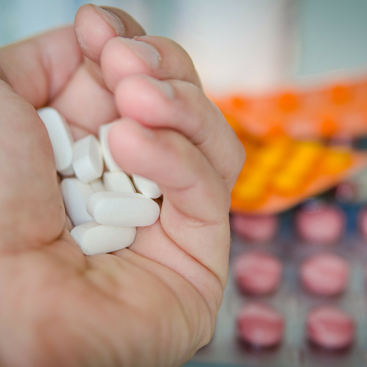 NewSpringRx's tweet image. Take your medications at the same time every day. It’s easiest to tie them to a routine, like brushing your teeth, or getting ready for bed.