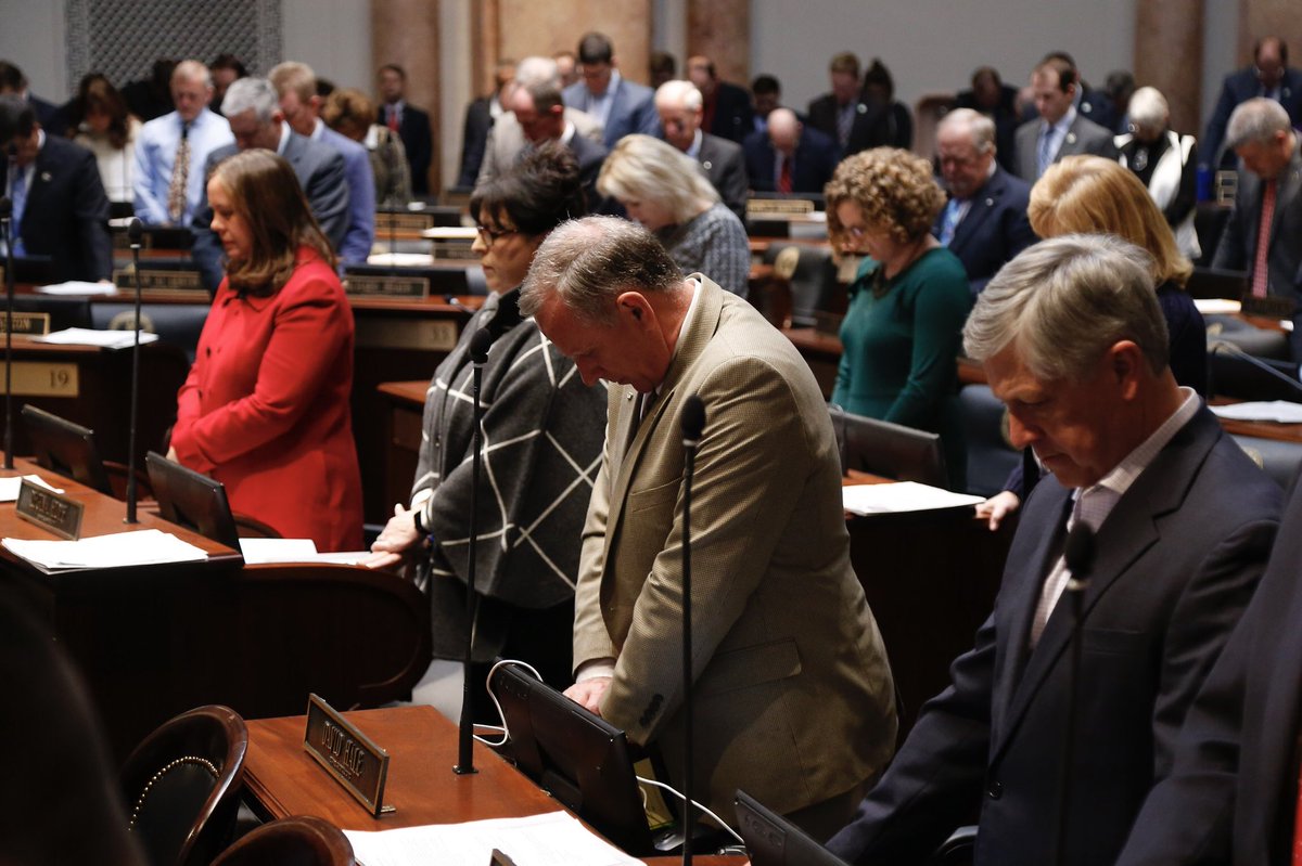 MichaelMReaves's tweet photo. The Kentucky House of Representatives pauses for a moment of silence for the school shooting at Marshall County High School at the start of General Assembly. @BGPolitics @TomLoftus_CJ @heraldleader @bgdailynews @courierjournal https://t.co/dEO7F0z14c