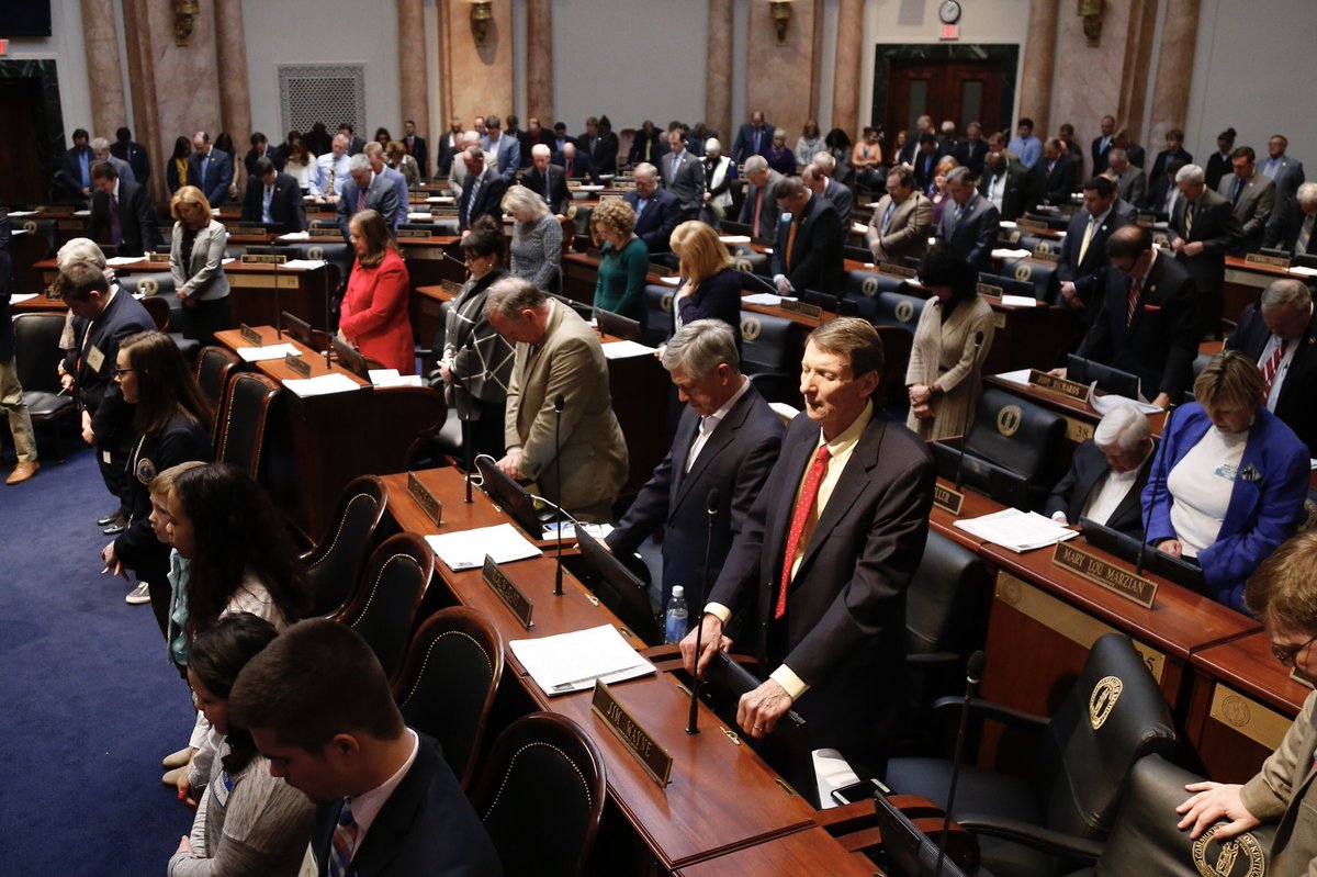 MichaelMReaves's tweet photo. The Kentucky House of Representatives pauses for a moment of silence for the school shooting at Marshall County High School at the start of General Assembly. @BGPolitics @TomLoftus_CJ @heraldleader @bgdailynews @courierjournal https://t.co/dEO7F0z14c