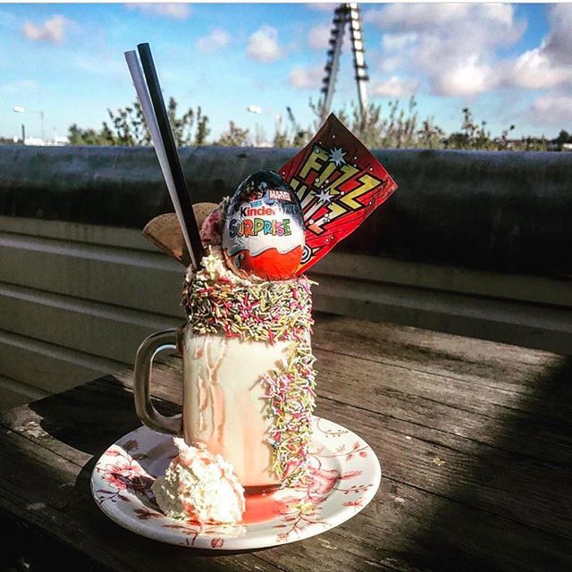 Tuesday cravings.. kinder freakshake! 😍😋👀🍓 #saucyfave #freakoftheweek #dessert #kinder #fizzwizz #treatyoself #sunderland #strawberry ift.tt/2BnuMtk