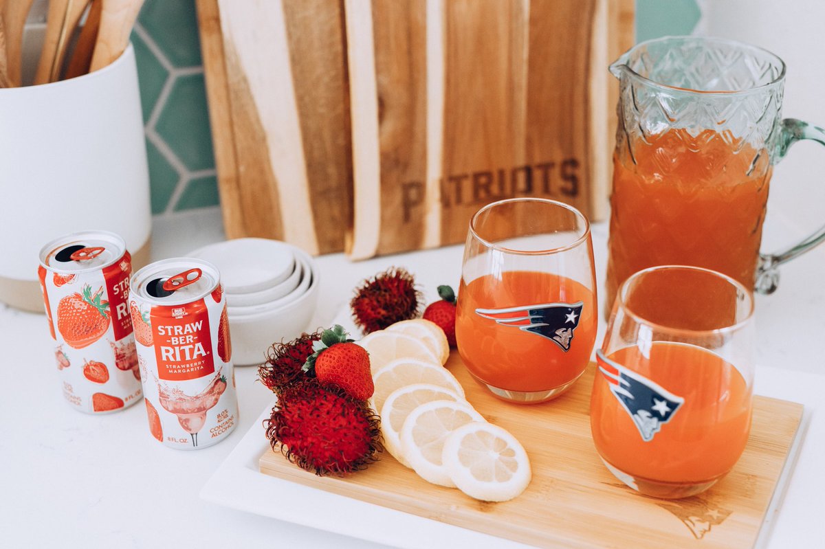 ElanaLoo's tweet photo. Mixing up some drinks + cheering on the #PATRIOTS – come join the #homegate party happening on the blog! 🏉🍿🍷 Find out how to stay at home + still toast your team in style with @NFLFanStyle! https://t.co/LOGIHm9kGy #NFLHomegating #CLVR https://t.co/yYtTuhap4w