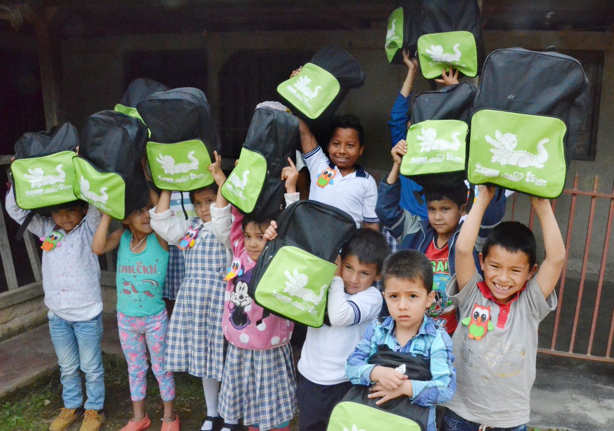 PROYECTOCEIBAS's tweet photo. #Social Sin importar las distancias, largas caminatas y hasta desplazamientos a caballo, los niños de la Institución Educativa Caguán, sede San Bartolo, asistieron a su primer día de clases, en el que recibieron un kit escolar por parte del Proyecto río Las Ceibas. @CAMHUILA https://t.co/QlihXsBWg0