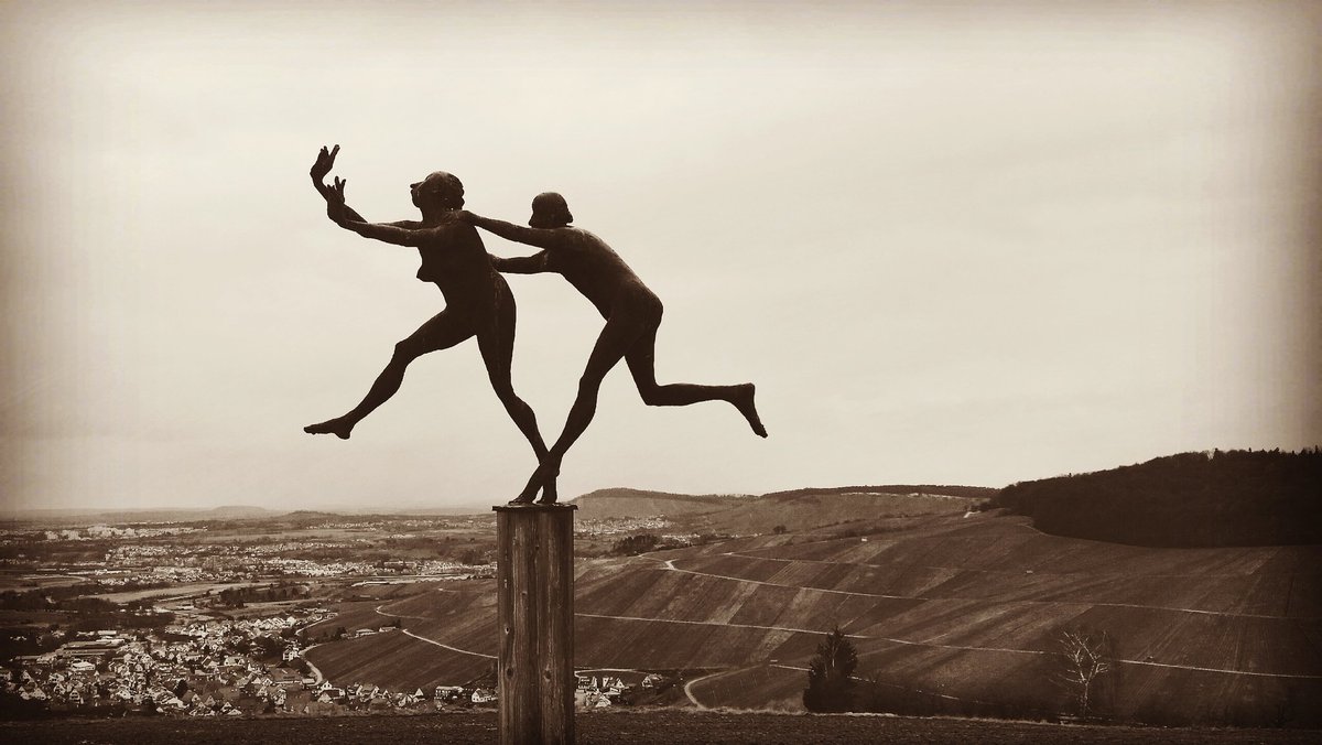 Swabianle's tweet photo. Skulptur des Künstlers Nuss. Blick über sein #Strümpfelbach in das #Remstal. https://t.co/ieqNXuipvn