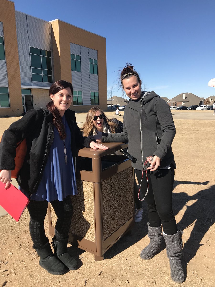 When a trash can is the highlight of your day!! @MrsMillerRES <a href="/RidgeviewKISD/">Ridgeview Elementary</a>