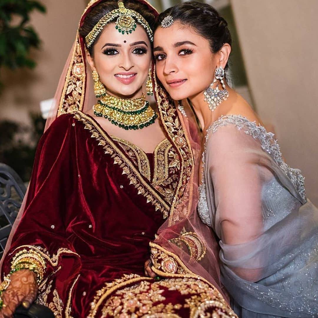 BollyEnt's tweet photo. Alia Bhatt dance at friend's weeding ceremony #AliaBhatt #wedding
#Jodhpur #Bollywood #weddingphotography
#weddingideas @AliaBhattFans
@AliaBhattOnline @AliaBhattsNews
@AliaBhattRussia @AliaBhattCafe
@AliaBhatt_NEWS
Link-
https://t.co/L5jtmSw9r6 https://t.co/NB0N4Tx69q