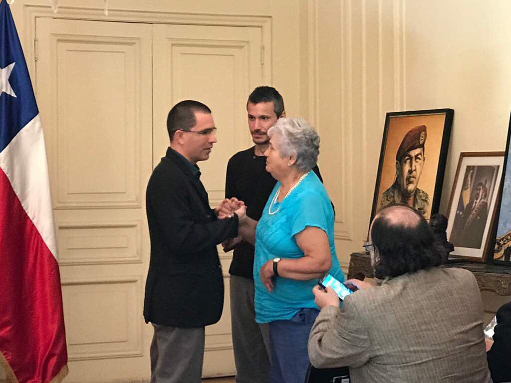 jaarreaza's tweet photo. Que inmenso y profundo honor, en nombre de nuestro pueblo y del Presidente @NicolasMaduro,  recibir la medalla "Presidente Salvador Allende" , de manos de su hija mayor, Carmen Paz Allende y su nieto, Pablo Sepúlveda Allende. Chávez y Allende viven y nos siguen guiando!!! https://t.co/MVxIjvyCoj