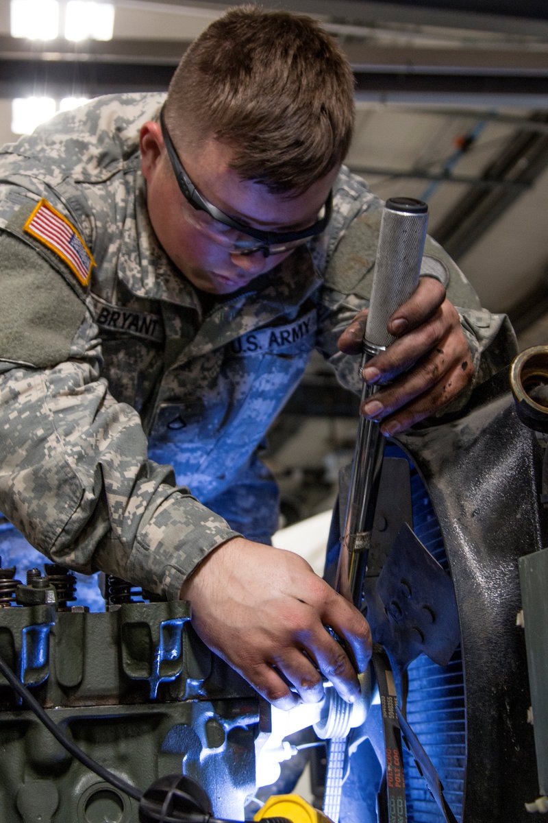 IowaNatGuard's tweet photo. Soldiers from every corner of the country are currently training at Camp Dodge's Sustainment Training Center. #STC
 🔧⚙️🔩
Units from #Alaska, #Nevada &amp; #Virginia are receiving hands-on training in maintenance &amp; other areas to enhance their technical skills. #MissionReady https://t.co/QCnWZczxux