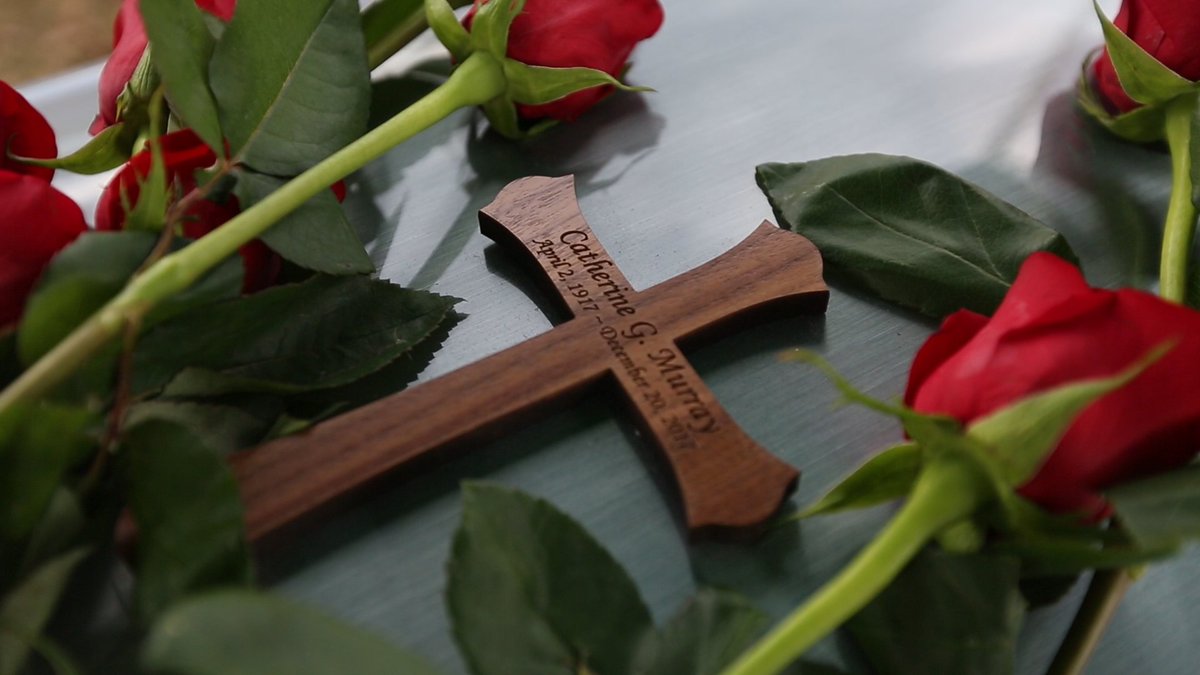 USMC's tweet photo. Just now, the first female Marine to retire from the Corps was laid to rest at @ArlingtonNatl.

Master Sgt. Catherine G. Murray enlisted during WWII in 1943 and served honorably for 20 years. Murray lived to be 100 and passed away peacefully last month. 

Semper Fidelis, Marine. https://t.co/3PsHtNwmoB