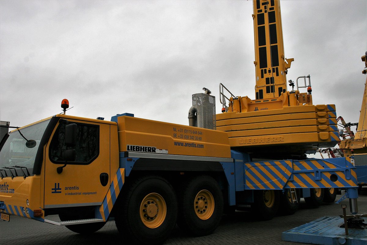 arentis1's tweet photo. Arentis vloot uitbreiding met kraan van 300 ton! 
Vanaf heden is arentis de trotse eigenaar van een Liebherr LTM 1300-6.2. Kijk voor meer informatie op: https://t.co/mhm9m2jwE1 https://t.co/3O6aR9OFuh