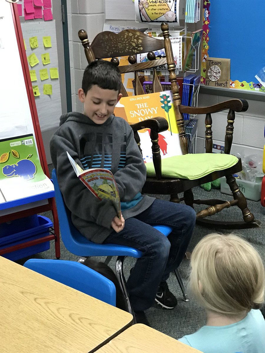QueefLatinahO_G's tweet photo. 4th grade rewards...getting to read to a younger class!! 📚He asked them great predicting questions!! 🎉 He praised their answers...#theylovedit 💜@WISDTurner @SNicoleClark https://t.co/OMvaw9fJ1h