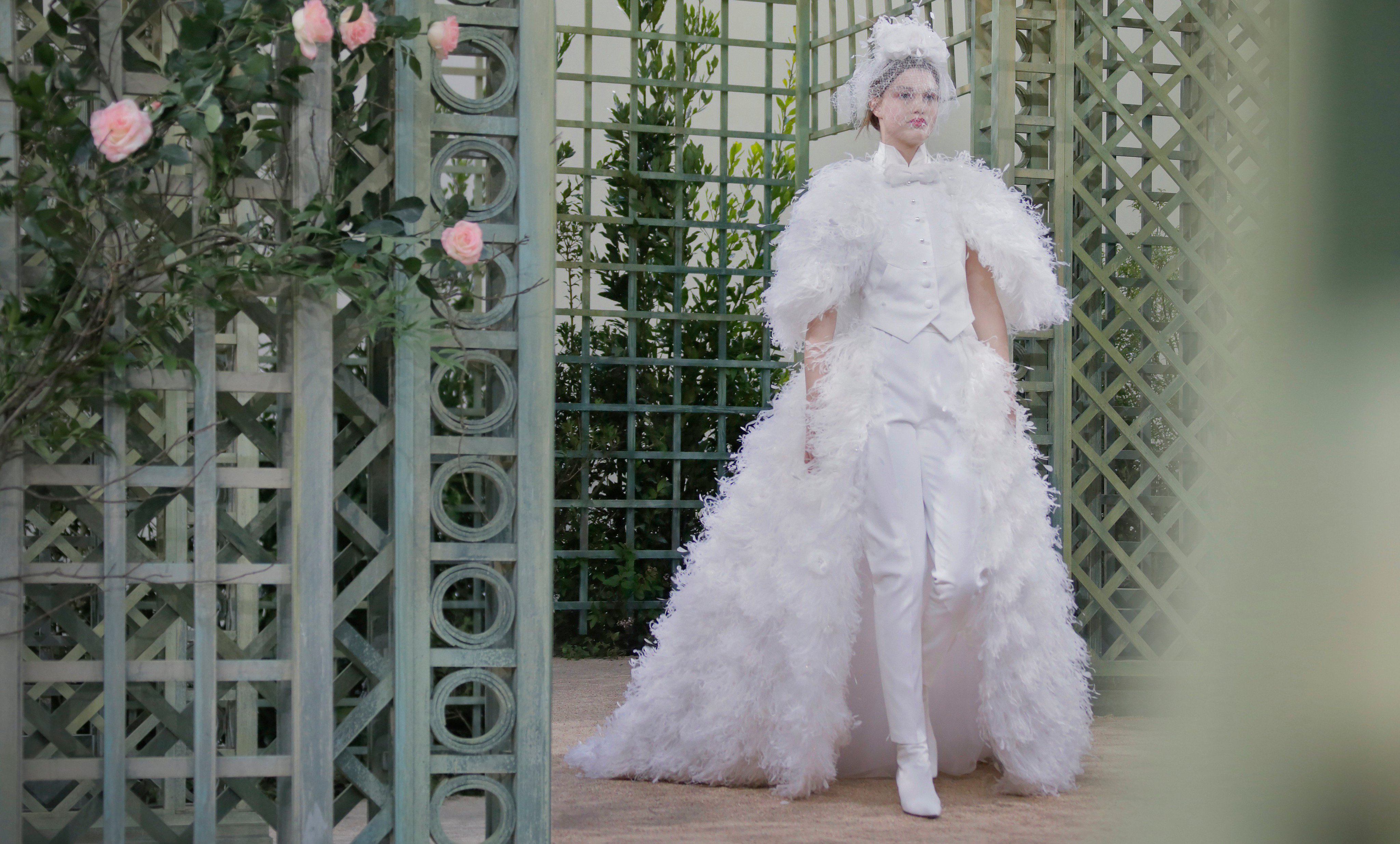 CHANEL on X: Luna Bijl closes the #CHANELHauteCouture show with a feather-embroidered  wedding dress, created by Karl Lagerfeld.  / X