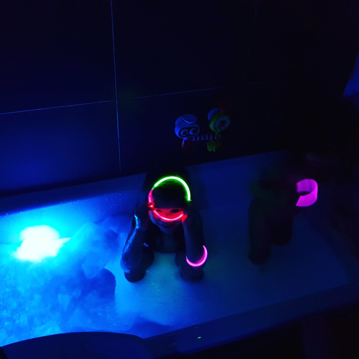 kanguradas's tweet photo. ¿Hora del baño? ¿Qu�� tal a Oscuras?

#palitosluminosos #aoscuras #experimentando #ysehizolaluz #lucesdecolores #pasandolobien  #niñosfelices #havingfun https://t.co/Kl1SBkS6WA