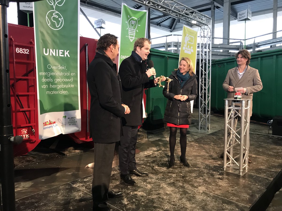 Staatssecretaris <a href="/SvVeldhoven/">Stientje v Veldhoven</a> opent unieke milieustraat in Almere waar afval wordt omgezet in hoogwaardige nieuwe producten