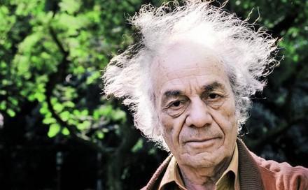 yoanisanchez's tweet photo. Muere a los 103 años el poeta #chileno Nicanor Parra, ganador de numerosos galardones literarios, entre ellos el Premio Cervantes y creador de la "antipoesía". Maestro, usted cumplió: "El poeta no cumple su palabra/ Si no cambia los nombres de las cosas" https://t.co/4ORimKaykZ https://t.co/VHtjRkRD90
