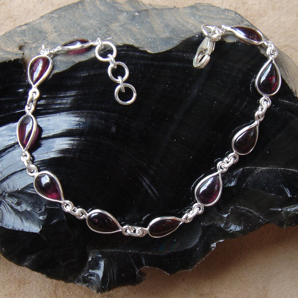 Wenn man einen Edelstein betrachtet, sollte man nicht Fassung verlieren... ;-) Silberschmuck mit Edelsteinen gefasst bit.ly/2utkK7a