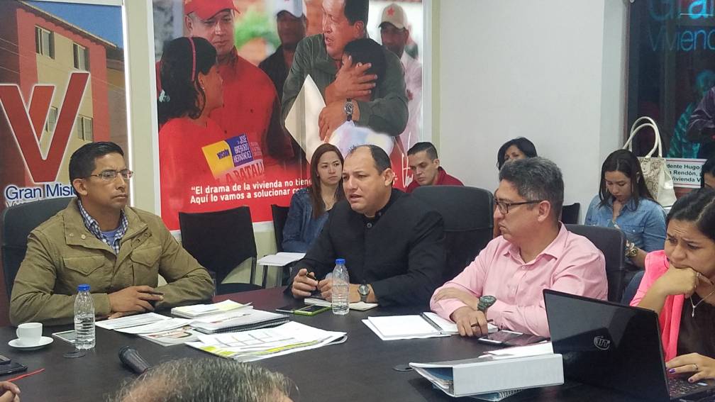 hugbelpsuv's tweet photo. Debatiendo y evaluando las políticas de hábitat y vivienda para cumplir objetivos y seguir dignificando al pueblo. Desde el Órgano Superior de Vivienda, junto al ministro @IMVillarroel #UnidosEnBatallaXLaPatria https://t.co/uUvJElu2HH
