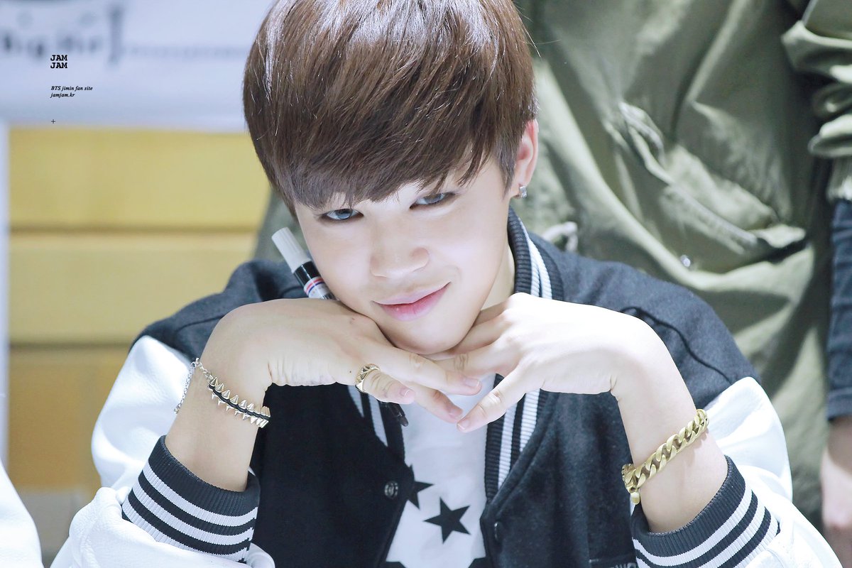 안녕하세요~ 지민입니다.
트위터에 이제 공개가 되었네요~!
이제 19살이고 춤을 좋하합니다!
반겨주세요!
#ThankYouJimin 
#iHeartAwards #BestFanArmy #BTSARMY <a href="/BTS_twt/">방탄소년단</a>