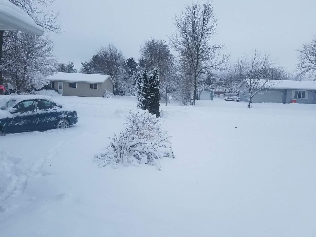 mirrorsreveal's tweet photo. How do I get out? #UnlikelyHomeworkExcuses #snowday #SnowStorm #snow https://t.co/mUFpmh9UpR