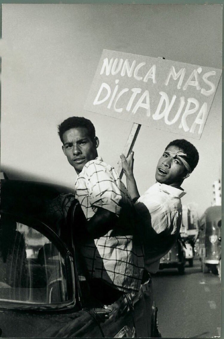 diegoarroyogil's tweet photo. Como cada 23 de enero, hoy vuelvo a esta foto y a este mensaje del día en que cayó el criminal Pérez Jiménez (aunque les caiga mal a los neoperezjimenistas de turno, que no han leído historia): ¡NUNCA MÁS DICTADURA! https://t.co/uyEkWw6t2j