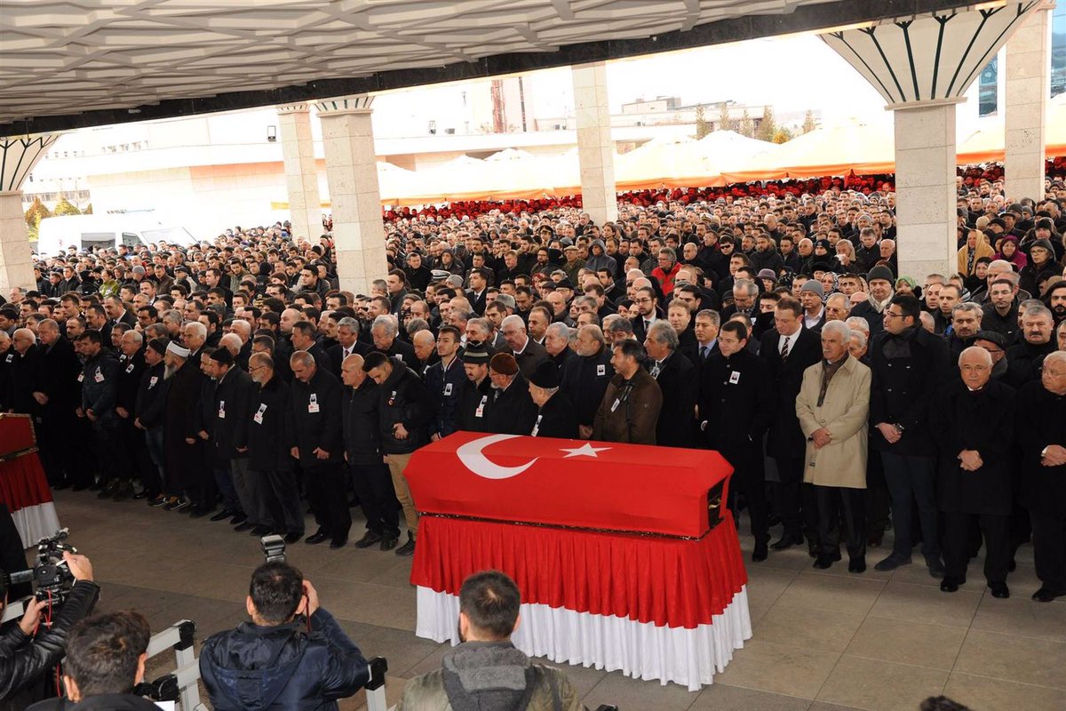 OlcayKilavuz's tweet photo. Liderimiz Sn Devlet Bahçeli Bey ile birlikte Afrin şehidimiz, Ülküdaşımız yiğit kardeşim Astsubay Musa Özalkan'ın Ahmet Hamdi Akseki Camii'ndeki Cenaze Törenine Katıldık. RUHUNA FATİHA https://t.co/rz6LDcf0mV