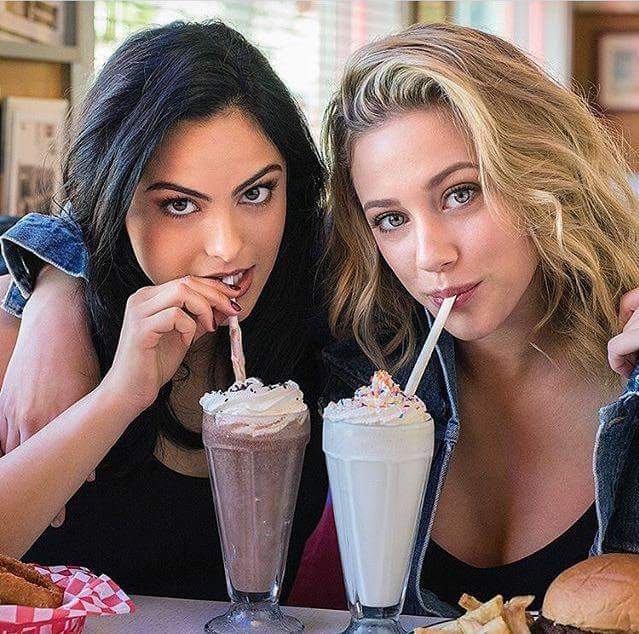 protectbughead_'s tweet photo. Que tiro de foto foi esse? Meu Deus que mulheres!! 😍 https://t.co/jAPnDUgdp3