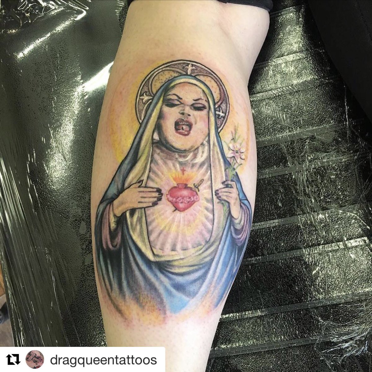 Realistic Divine's portrait tattoo on the thigh.